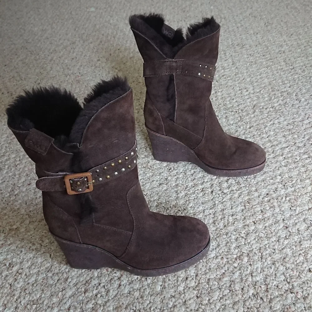 EMU Australia Heighton Wedge boots 100% Premium sheep Fur in dark brown Size 7